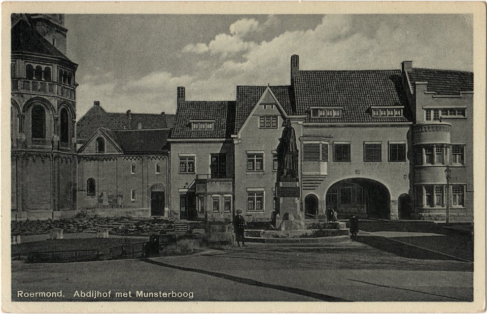 Postcard 203 Roermond, Abdijhof met Munsterboog recto