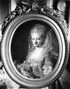 Porträtt av okänd kvinna (Lorens Pasch d.y.) - Nationalmuseum - 39653. Free illustration for personal and commercial use.