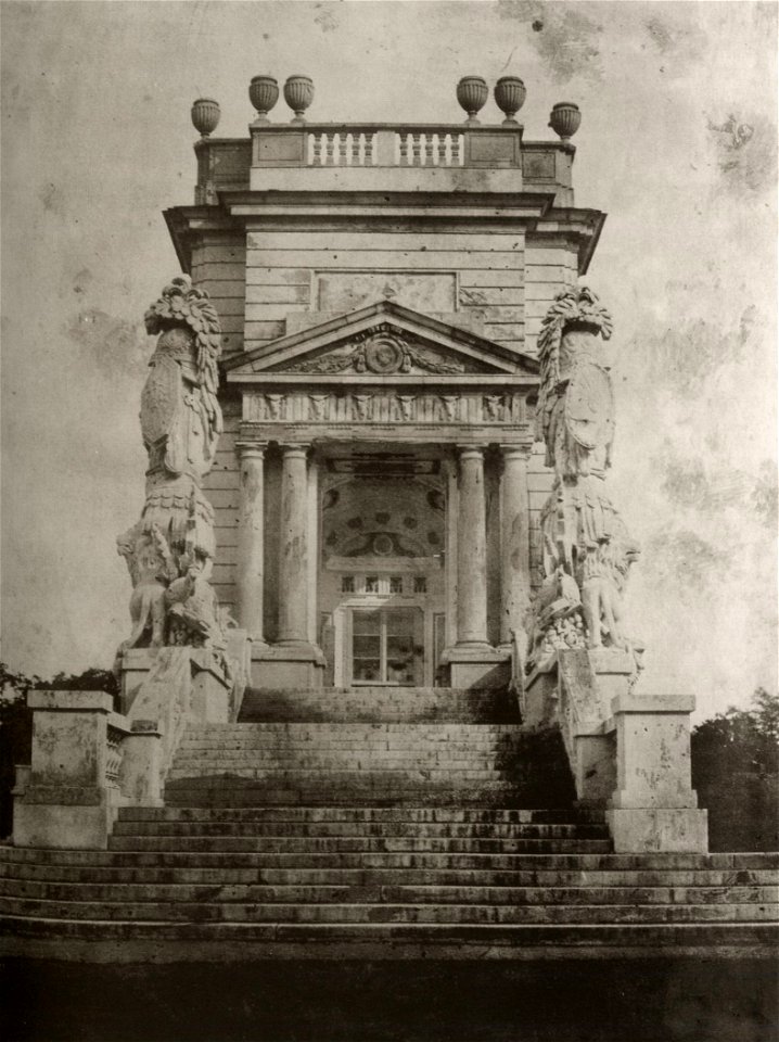 Pretsch, Paul - Seitenansicht mit Treppenaufgang und Portal der Gloriette im Park von Schloss Schönbrunn, Wien (Zeno Fotografie)