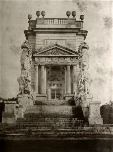 Pretsch, Paul - Seitenansicht mit Treppenaufgang und Portal der Gloriette im Park von Schloss Schönbrunn, Wien (Zeno Fotografie)