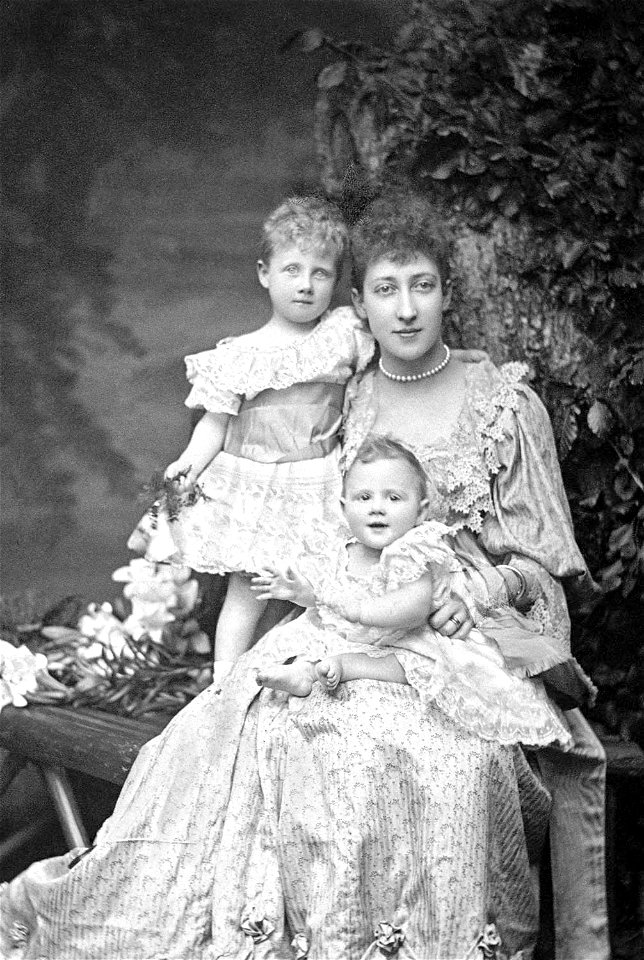 Princess Louise with daughters - Alice Hughes c. 1894