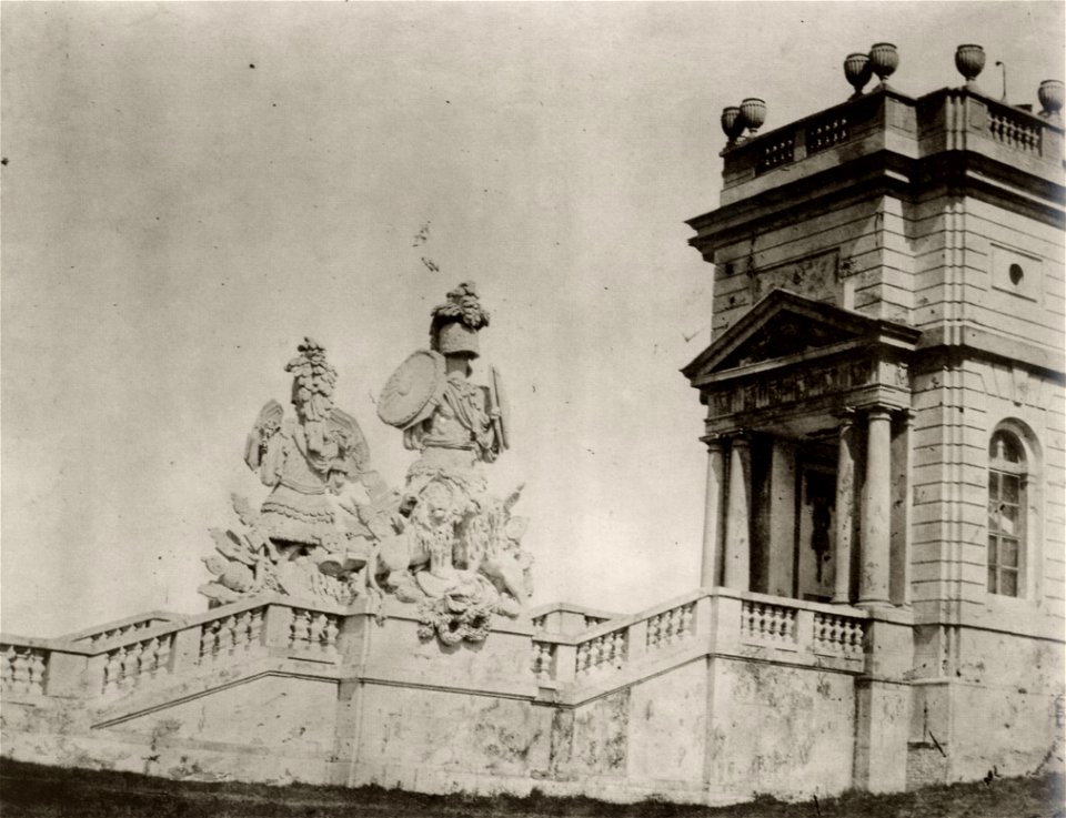 Pretsch, Paul - Schrägansicht der seitlichen Treppe und des Portals der Gloriette im Park von Schloss Schönbrunn, Wien (Zeno Fotografie)