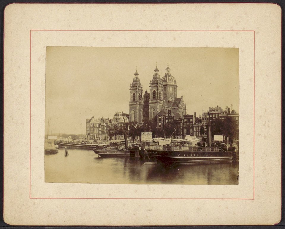 Prins Hendrikkade 63-88 (v.r.n.l.) met de rooms-katholieke Sint Nicolaaskerk, Prins Hendrikkade 75-76, Afb ANWZ00392000001