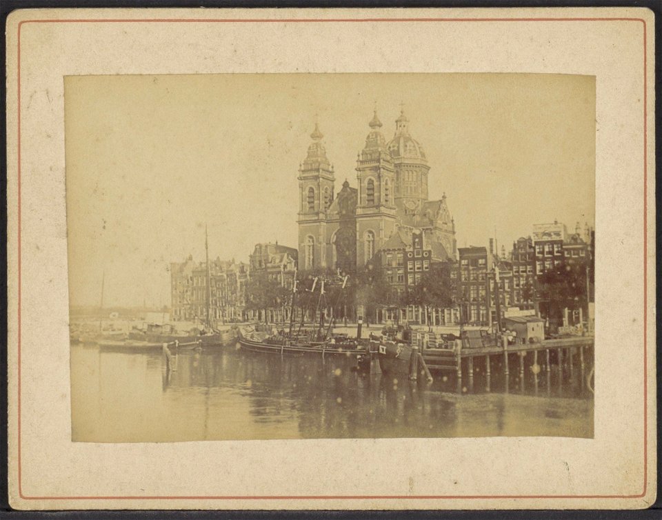 Prins Hendrikkade 64-88 (v.r.n.l.) met de rooms-katholieke Sint Nicolaaskerk, Prins Hendrikkade 75-76, Afb ANWZ00393000001