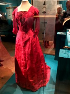 Red dress, Jewels exhibition, Hermitage Amsterdam. Free illustration for personal and commercial use.