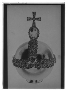 Repro riksäpple, the great sapphire and the Indian solitaires - Livrustkammaren - 10211-negative