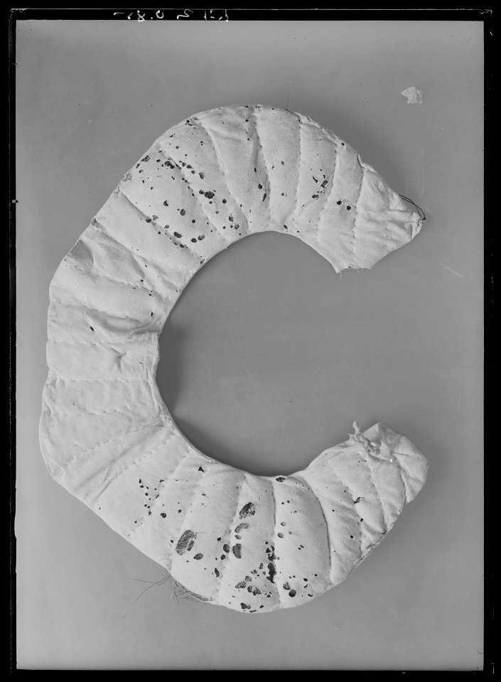 Ringformig tornerhalsputa av vadderat ljust gult sämskskinn. - Livrustkammaren - 1765