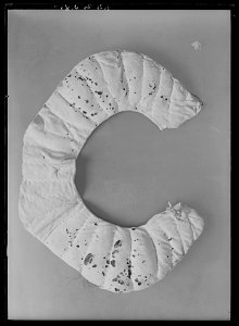 Ringformig tornerhalsputa av vadderat ljust gult sämskskinn. - Livrustkammaren - 1765
