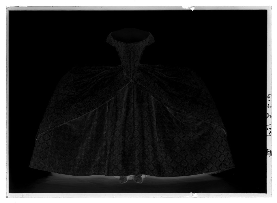 Robe de cour kröningsklänning - Livrustkammaren - 61336-negative