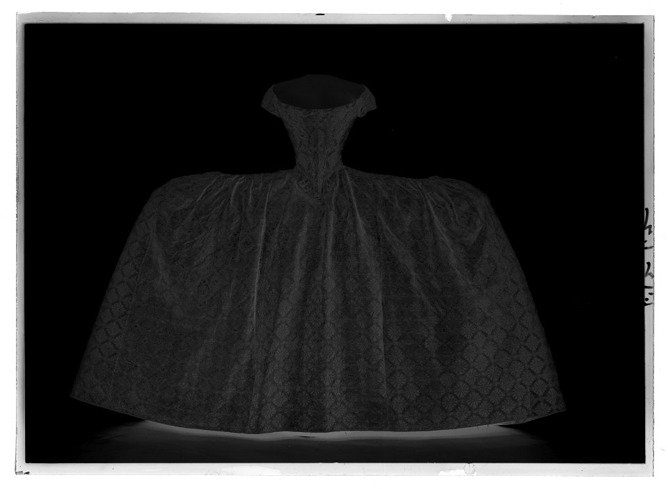 Robe de cour kröningsklänning - Livrustkammaren - 44215-negative
