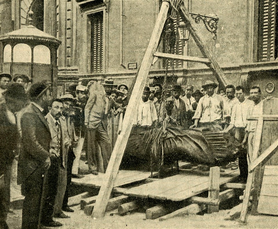 Roma il rinvenimento d’una statua antica in Piazza Sciarra