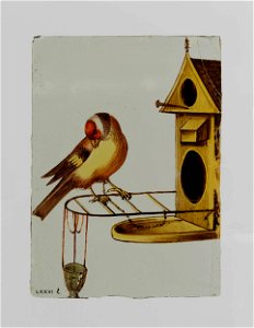 Ruit met een geketende vogel voor een vogelhuisje
