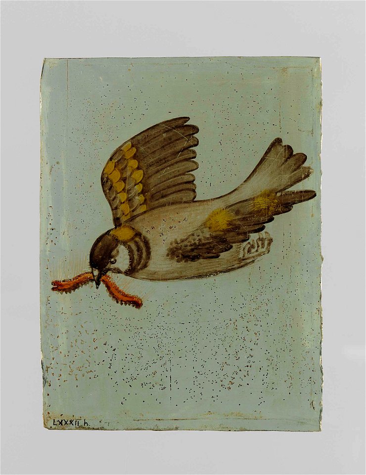 Ruit met een vliegende vogel met in zijn snavel een rups