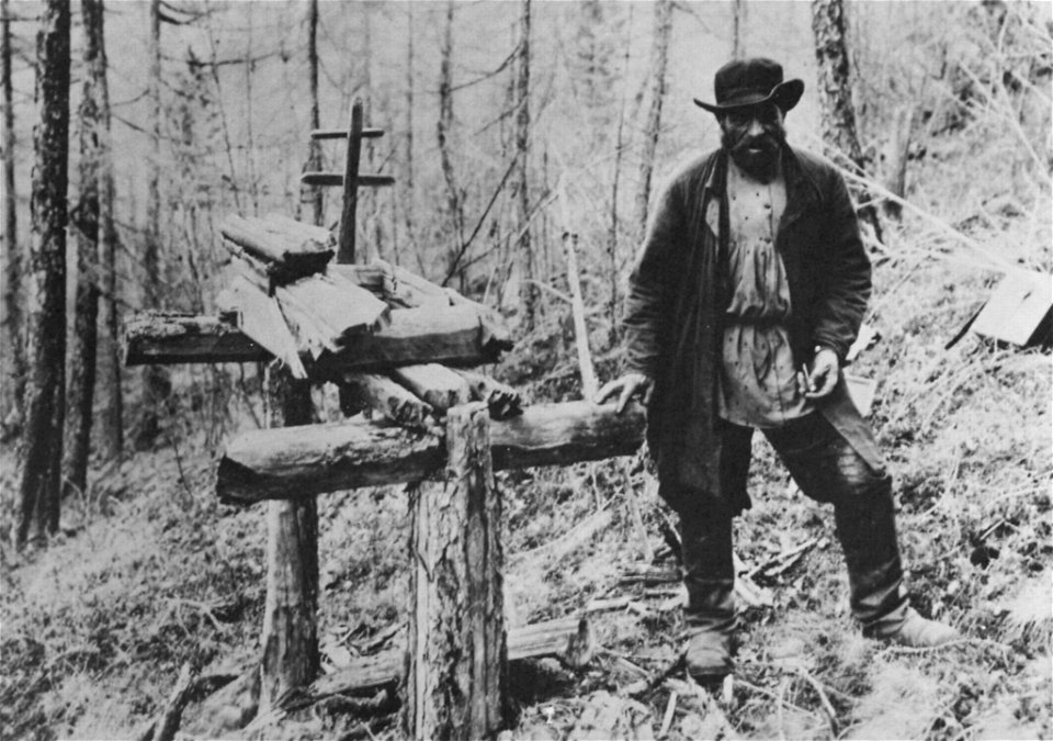 Russischer Photograph - Ein christliches Grab im Wald (Zeno Fotografie)