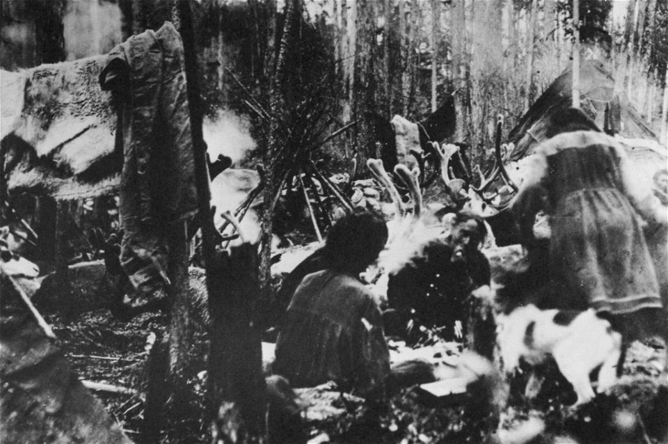 Russischer Photograph - Ein Lager von Rentierjägern in der Taiga (Zeno Fotografie)
