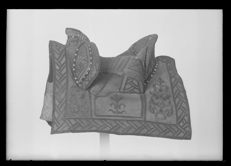 Sadel av gult läder med svarta läderornament, ca 1600-1650 - Livrustkammaren - 78652