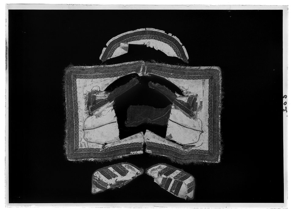 Sadelfragment, vänster sadelbom till barnsadel - Livrustkammaren - 43514-negative