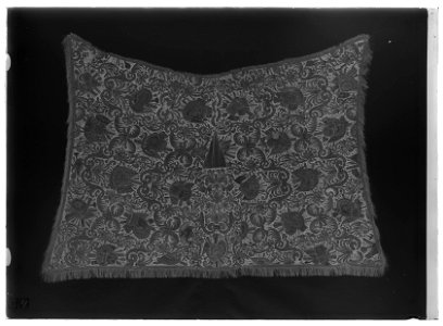 Sadeltäcke ur en serie av sex (6042-6047) tillhörande drottning Kristinas kröningskaross med trofémotiv - Livrustkammaren - 34889-negative