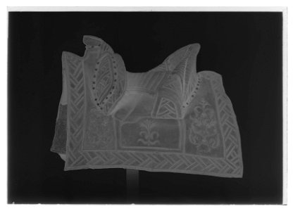 Sadel av gult läder med svarta läderornament, ca 1600-1650 - Livrustkammaren - 78652-negative