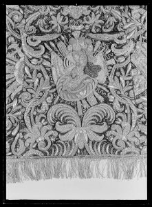 Sadeltäcke ur en serie av sex täcken tillhörande drottning Kristinas kröningskaross med trofémotiv - Livrustkammaren - 36239