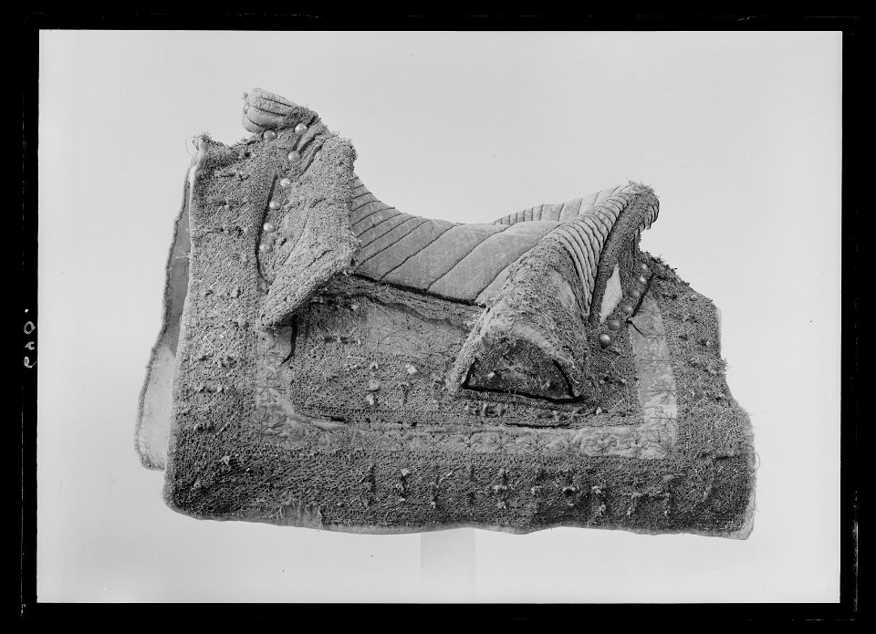 Sadel av gult läder med svarta läderornament, ca 1600-1650 - Livrustkammaren - 52067