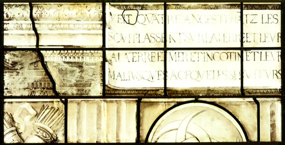 Saint-Chapelle de Vincennes - Baie 4 - Décor d'architecture et inscription (bgw17 0537)