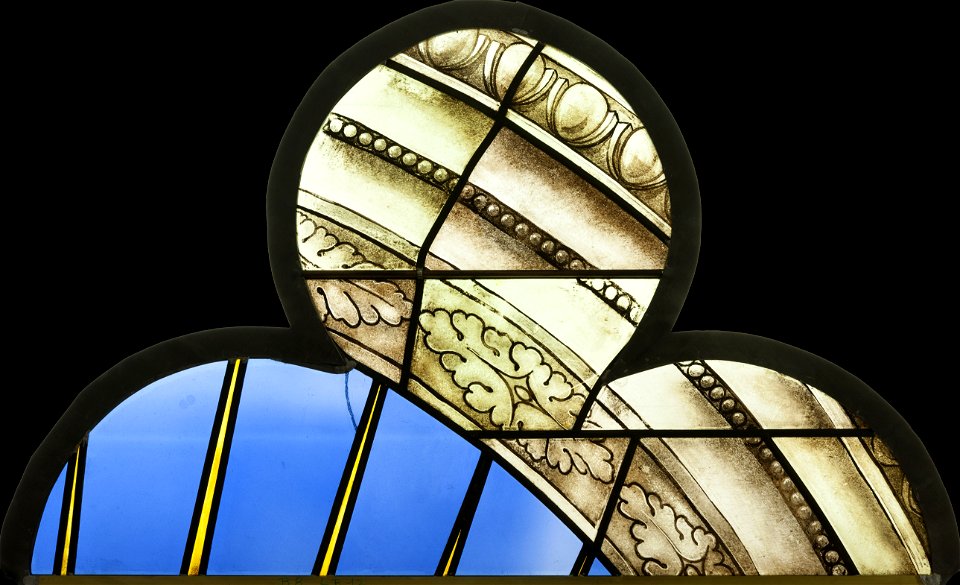 Saint-Chapelle de Vincennes - Baie 6 - Tête de lancette à décor d'architecture (bgw17 0691)