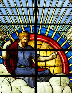 Saint-Chapelle de Vincennes - Baie 6 - Vendanges et moissons faites par les anges, détail de Dieu tenant une faucille (bgw17 0684)