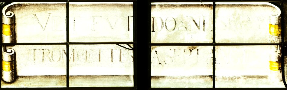 Saint-Chapelle de Vincennes - Baie 4 - Texte de la deuxième vision de l'Apocalypse - les sept trompettes données aux anges (bgw17 0510)