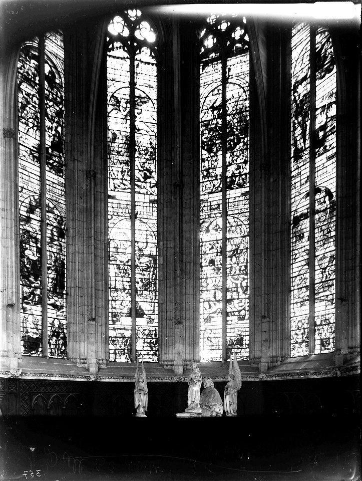 Sainte-Chapelle de Vincennes, vitraux de l'abside et statues derrière l'autel (cicv288)