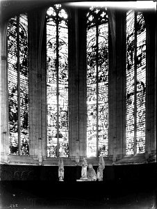 Sainte-Chapelle de Vincennes, vitraux de l'abside et statues derrière l'autel (cicv288)