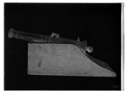 Salutkanon, ändrad till tändhattsantändning, 1700 c - Livrustkammaren - 26583-negative
