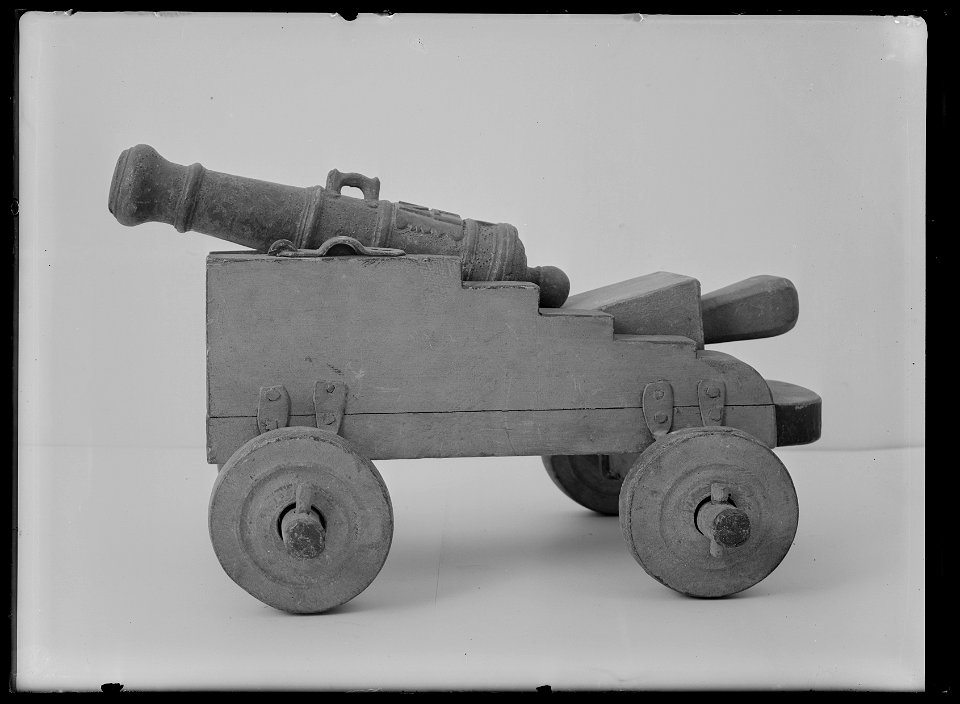 Salutkanon, miniatyrkanon med skeppslavett. Daterad 1763 på kammaren - Livrustkammaren - 35079