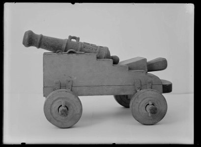 Salutkanon, miniatyrkanon med skeppslavett. Daterad 1763 på kammaren - Livrustkammaren - 35079