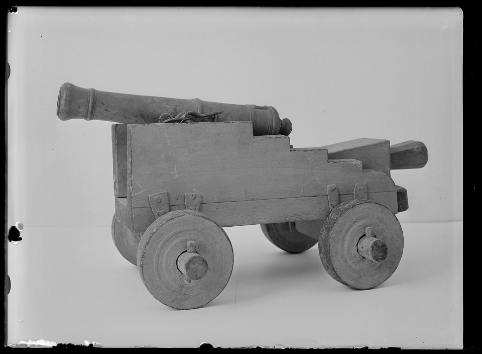 Salutkanon, miniatyrkanon med skeppslavett - Livrustkammaren - 26518