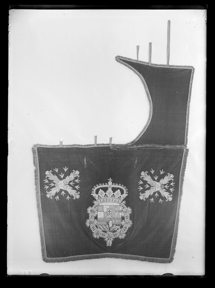 Schabrak, ur en serie av åtta, med spanska vapnet ( nnr 6137-6144) - Livrustkammaren - 636