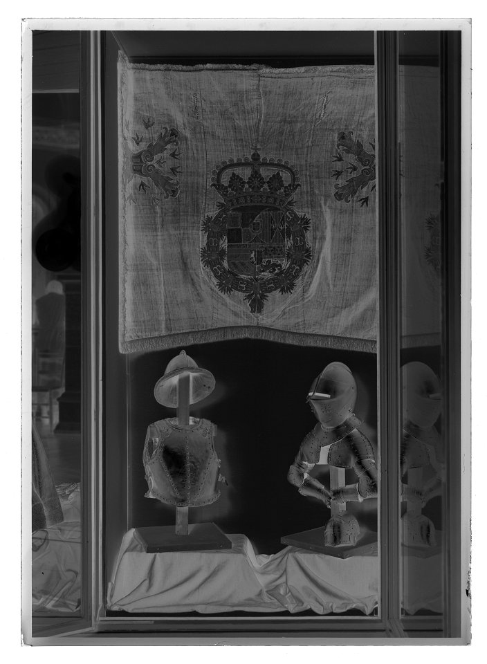 Schabrak, ur en serie av åtta, med spanska vapnet (nr 6137-6144) - Livrustkammaren - 18335-negative