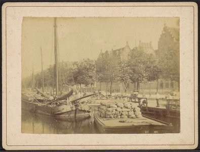 Schepen in de Singelgracht ter hoogte van Heineken's Bierbrouwerij, Stadhouderskade 78-79, Afb ANWZ00426000001