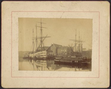Schip in de Eilandsgracht langs het Prinseneiland bij scheepswerf Spijker, Afb ANWZ00409000001