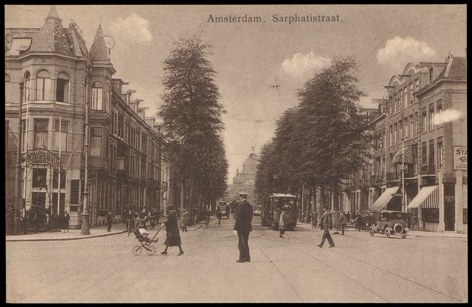 Sarphatistraat hoek Weesperplein met op de achtergrond het Paleis voor de Volksvlijt, Afb PBKD00186000003