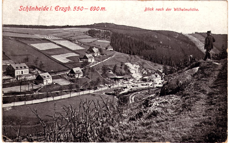 Schönheide Blick auf Ortsteile Webersberg (links oben), Ziegenleithe (Häuserreihe an ansteigendem Weg) und Tal des Filzbachs Ansichtskarte von etwa 1905