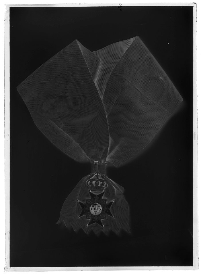Serafimerordens kors o axelband, prins Gustav - Livrustkammaren - 60477-negative