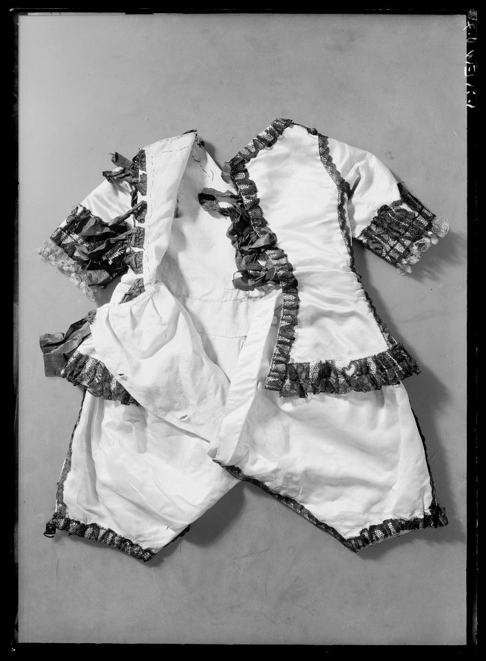 Serafimerdräkt pojke, utlagd och öppnad bakifrån - Livrustkammaren - 19007