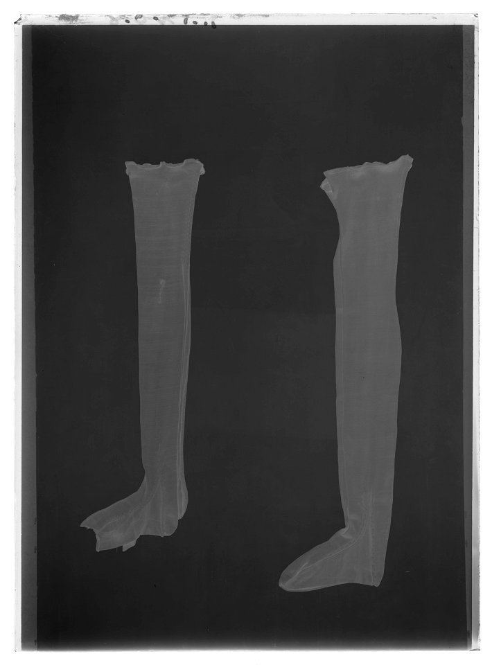 Silkesstrumpa, röd - Livrustkammaren - 53022-negative