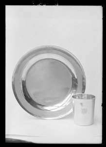 Silvertallrik o bägare, 18237 ( - Livrustkammaren - 18520