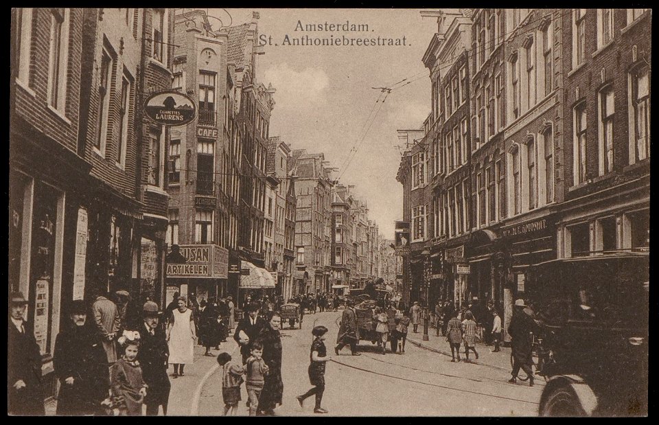 Sint Antoniesbreestraat met links de Zandstraat.Uitgave N.V. Luxe Papierwarenhandel v.h. Roukes en Erhart, Baarn, Afb PBKD00223000007