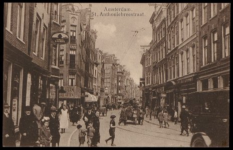 Sint Antoniesbreestraat met links de Zandstraat.Uitgave N.V. Luxe Papierwarenhandel v.h. Roukes en Erhart, Baarn, Afb PBKD00223000007