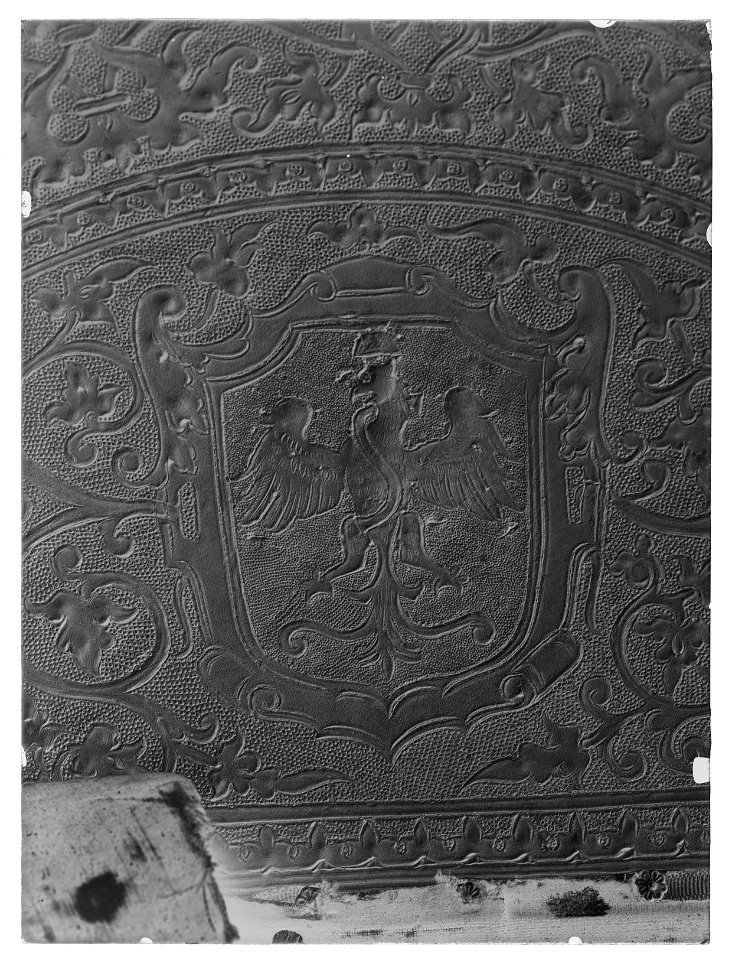 Sköld pressat läder - Livrustkammaren - 68500-negative
