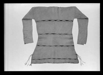 Skjorta till Cree indiandräkt, 1700-talets första hälft - Livrustkammaren - 52649