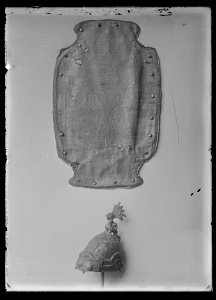Sköld av papp, rektangulär med rundade sidor och rundade inskärningar i hörnen, 1700-talets slut - Livrustkammaren - 8898
